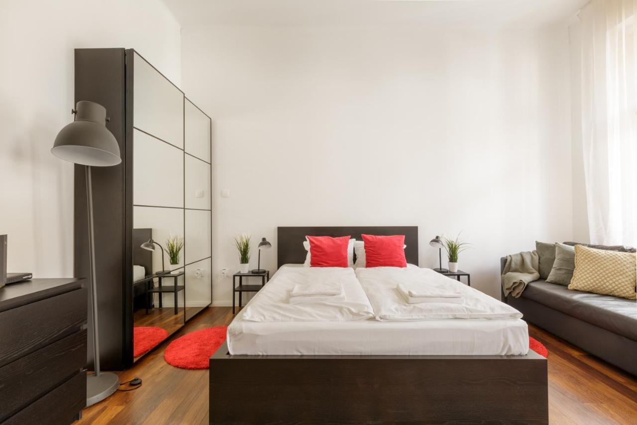 Ferienwohnung Red Dot Two - New Unit In The Heart Of Party Town Budapest Exterior foto