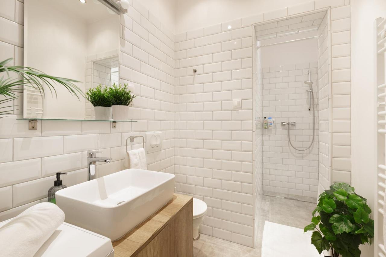 Ferienwohnung Red Dot Two - New Unit In The Heart Of Party Town Budapest Exterior foto
