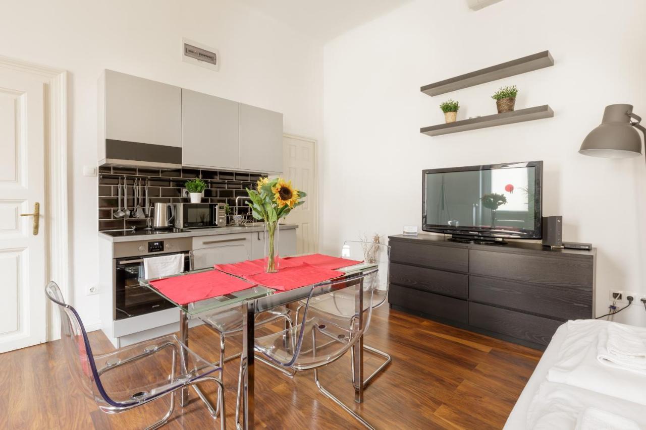 Ferienwohnung Red Dot Two - New Unit In The Heart Of Party Town Budapest Exterior foto