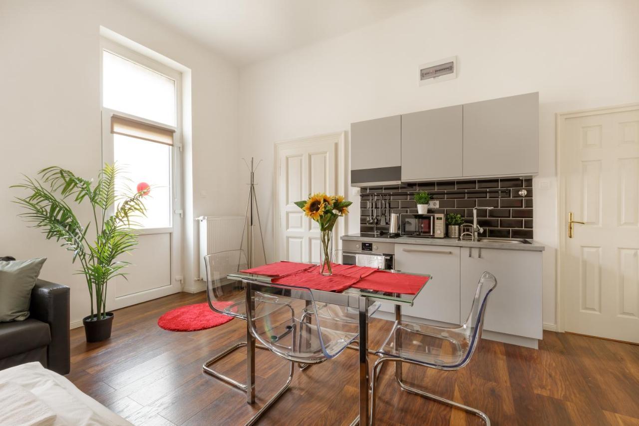 Ferienwohnung Red Dot Two - New Unit In The Heart Of Party Town Budapest Exterior foto