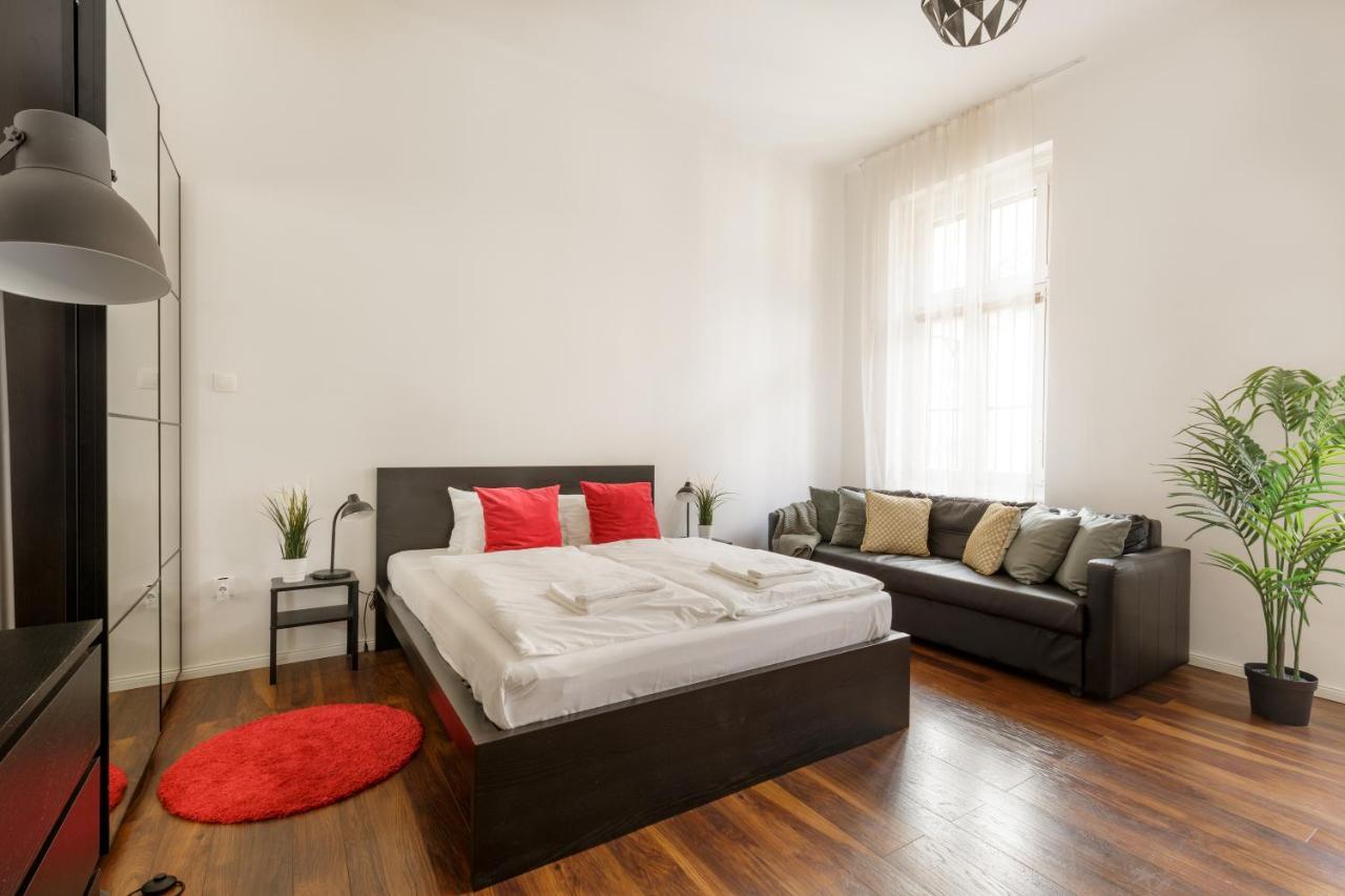 Ferienwohnung Red Dot Two - New Unit In The Heart Of Party Town Budapest Exterior foto
