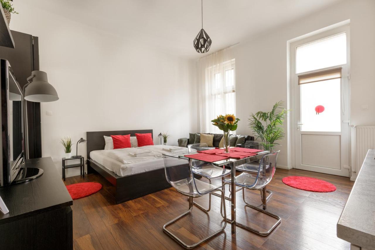 Ferienwohnung Red Dot Two - New Unit In The Heart Of Party Town Budapest Exterior foto