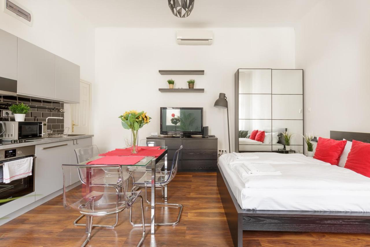 Ferienwohnung Red Dot Two - New Unit In The Heart Of Party Town Budapest Exterior foto