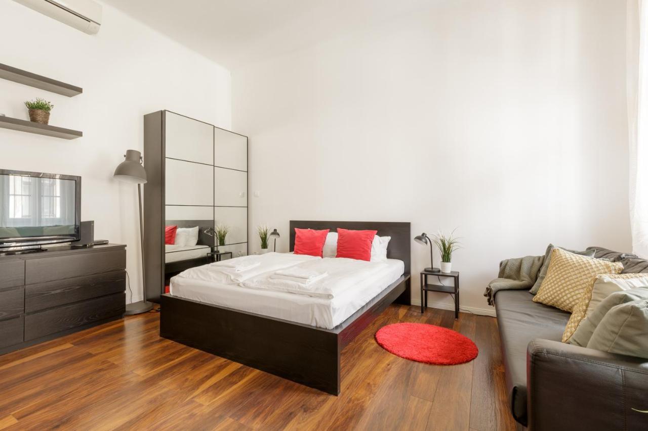 Ferienwohnung Red Dot Two - New Unit In The Heart Of Party Town Budapest Exterior foto