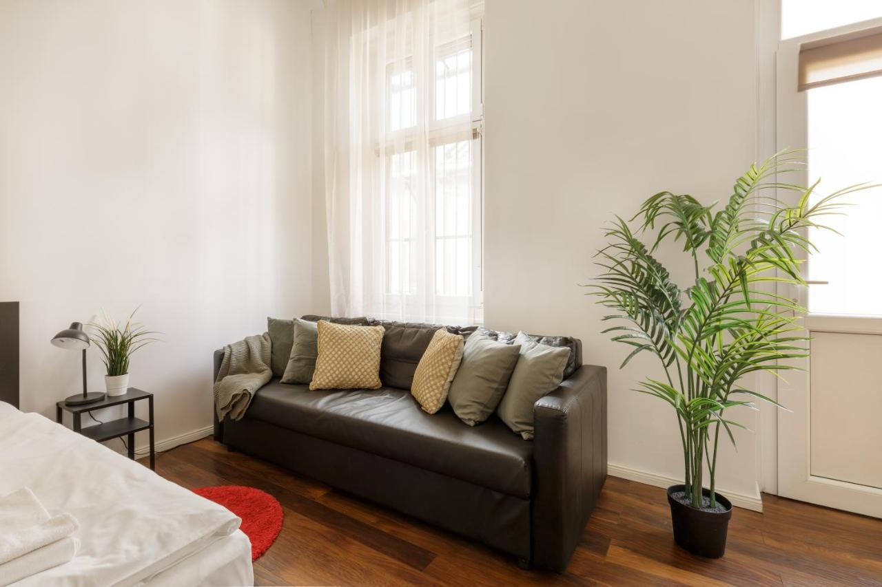 Ferienwohnung Red Dot Two - New Unit In The Heart Of Party Town Budapest Exterior foto