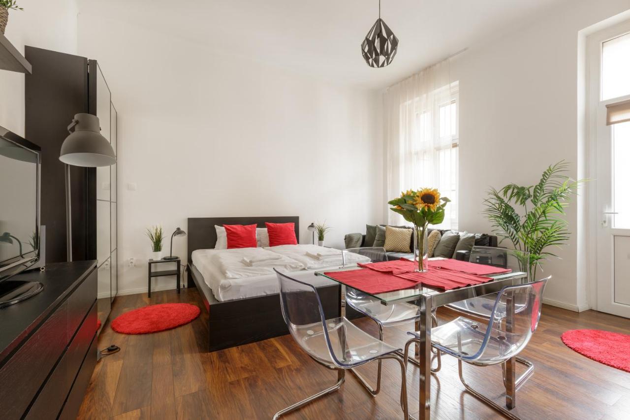 Ferienwohnung Red Dot Two - New Unit In The Heart Of Party Town Budapest Exterior foto
