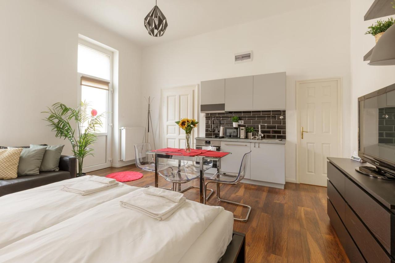 Ferienwohnung Red Dot Two - New Unit In The Heart Of Party Town Budapest Exterior foto